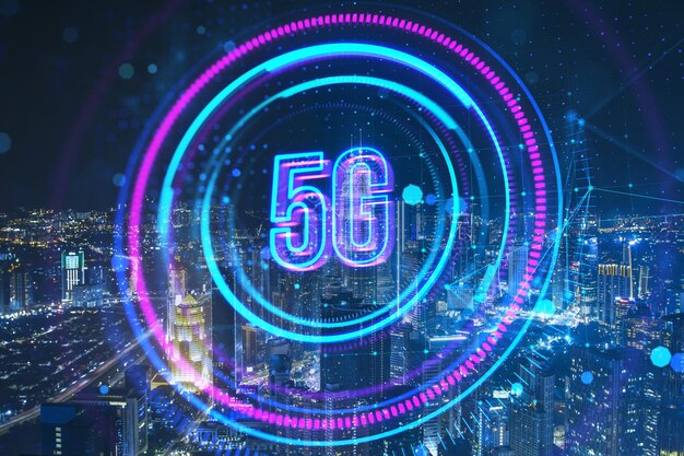 Abstrato holograma redondo brilhante 5G em fundo turvo da cidade noturna Conceito de velocidade de telecomunicações e internet Dupla exposição