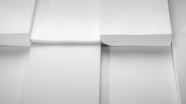Abstrato, minimalismo. Diversas pilhas de papel branco para a fotocopiadora, em um fundo branco. Conceito de trabalho de escritório.