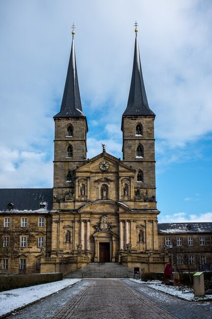 Abtei Michaelsberg gegen bewölkten Himmel im Winter