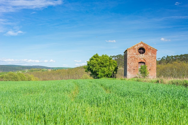 Abtei von San Galgano Italien ca. Mai 2021 eine kleine Kapelle in der Nähe von Abbazia di San Galgano ursprünglicher Name die Ruine einer alten Kathedrale mit eingestürztem Dach Tourismusziel in der Toskana Italien