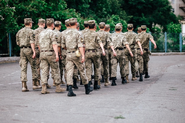 Abteilung marschierender Soldaten