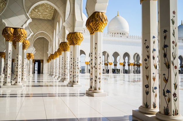 Abu dhabi. a famosa mesquita sheikh zayed grand.