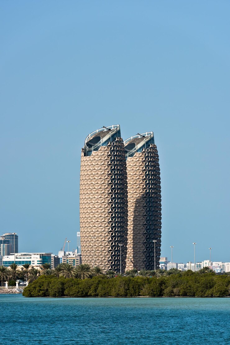 Foto abu dhabi, emirados árabes unidos - 24 de dezembro: vista das torres de al bahr em abu dhabi em 24 de dezembro de 2014. emirados árabes unidos