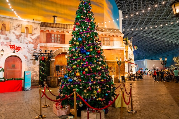 Abu Dhabi, Emirados Árabes Unidos. 10 de maio de 2020. Fundo de Natal com árvore e luzes de Natal. As lâmpadas na árvore de Natal com um lindo fundo de comemoração no centro da Ferrari.