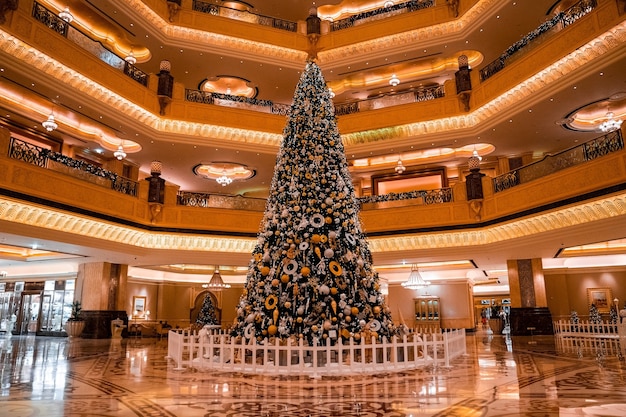Abu-Dhabi, Emirados Árabes Unidos, 16 de maio de 2020. Linda árvore de Natal no Emirates Palace em Abu Dhabi com decorações de Natal.