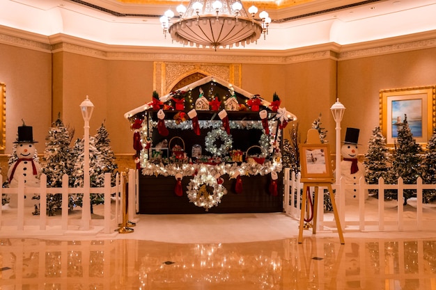 Foto abu dhabi, emiratos árabes unidos. 10 de mayo de 2020. fondo de navidad con árbol de navidad y luces. las bombillas del árbol de navidad con un hermoso fondo de celebración