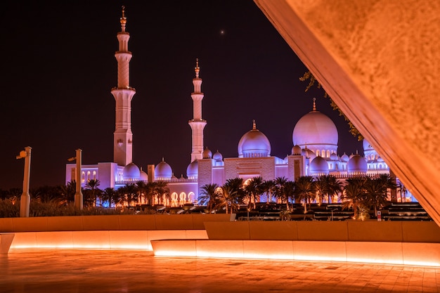 Foto abu dhabi, emiratos árabes unidos - mayo de 2020: imagen panorámica de wahat al karama (oasis of dignity), monumento permanente a sus mártires y gran mezquita shaikh zayed.