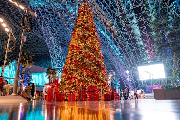 Abu Dhabi, Emiratos Árabes Unidos. 10 de mayo de 2020. Fondo de Navidad con árbol de Navidad y luces. Las bombillas del árbol de Navidad con un hermoso fondo de celebración