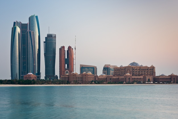 Abu Dhabi Gebäude Skyline vom Meer