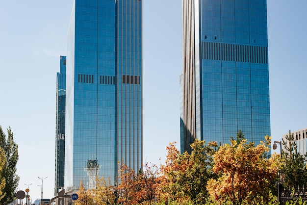 Abu Dhabi Plaza dos rascacielos en un día de otoño imagen recortada