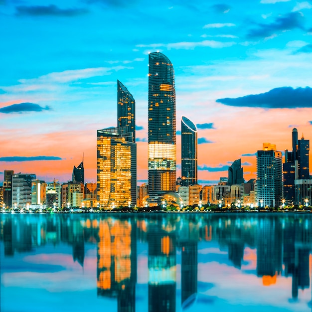 Abu Dhabi Skyline bei Sonnenuntergang, Vereinigte Arabische Emirate