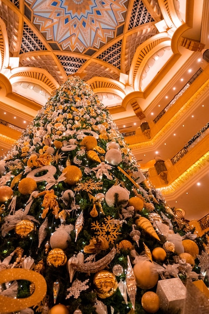 Abu-Dhabi, VAE, 16. Mai 2020. Schöner Weihnachtsbaum im Emirates Palace in Abu Dhabi mit Weihnachtsdekoration.