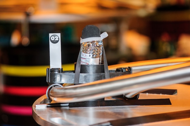 ABU DHABI, VAE-22. MAI: Automatisiertes Restaurant auf der Insel Yas, Restaurant, das Roboter verwendet, um Aufgaben wie das Liefern von Speisen und Getränken an die Tische im 22. Mai 2017 in Abu Dhabi zu erledigen.