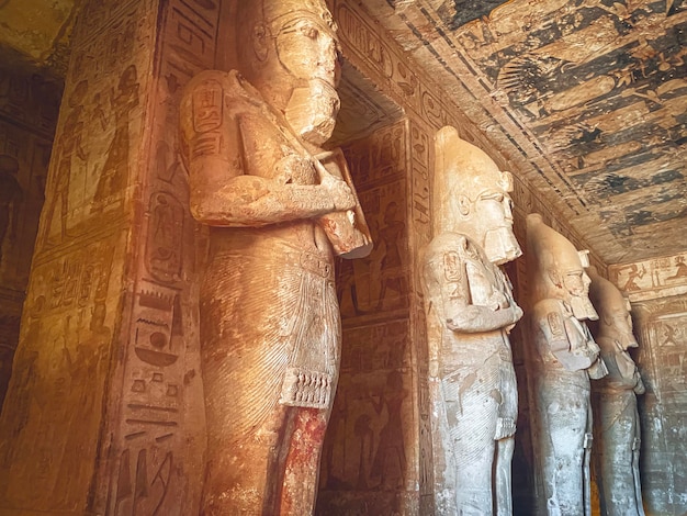 Abu Simbel una roca en Nubia dos templos egipcios antiguos la época de Ramsés II