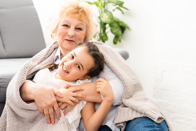 Abuela abrazándose con su linda nieta.