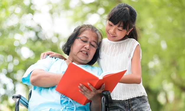 Abuela Abuela y nieta disfrutadas en el jardín. Concepción familiar asiática.