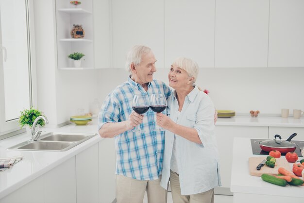 abuela abuelo gente toma mano copa de vino