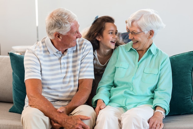 Abuela y abuelo con su nieta