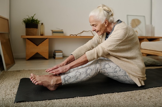 Foto abuela activa haciendo ejercicios de estiramiento