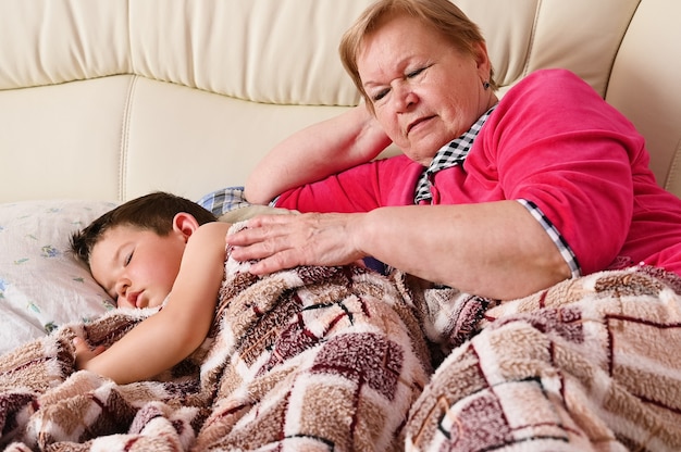 La abuela acuesta al niño