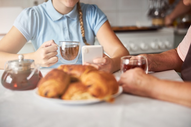 Abuela y adolescente pasar tiempo de calidad juntos