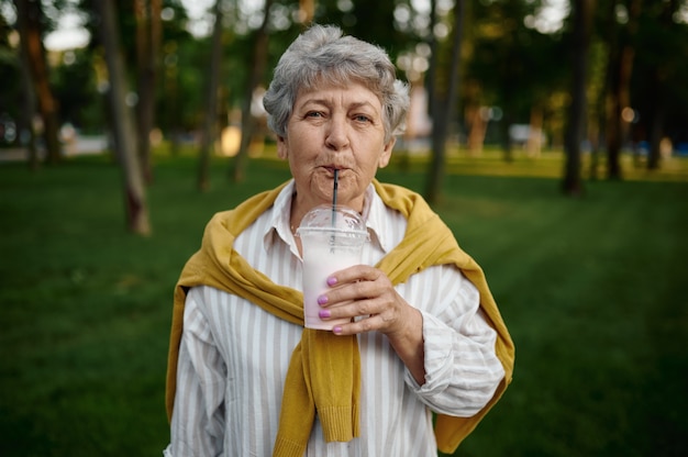 La abuela bebe un cóctel de leche, de regreso a la infancia