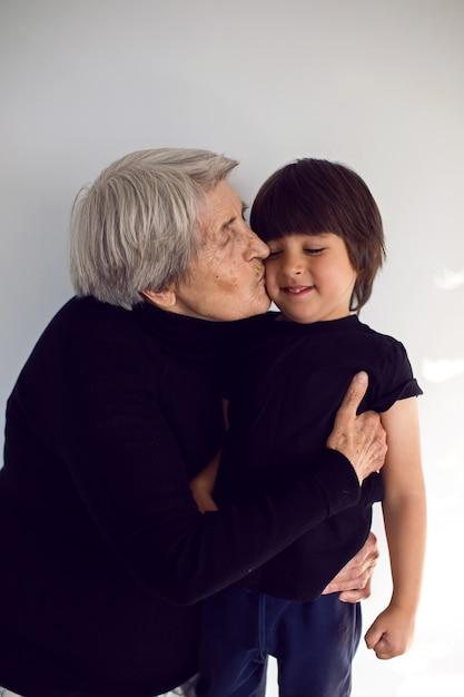 abuela besando a niño