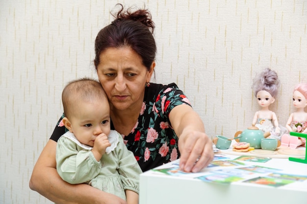 Abuela calmante niño chupandose el dedo