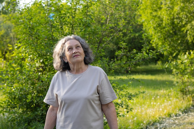 La abuela camina por el parque y busca la edad de jubilación