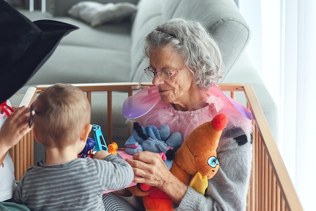 La abuela canosa juega con sus nietos