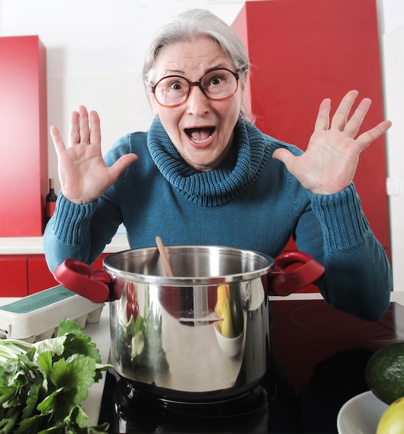 Abuela cocinando en la cocina