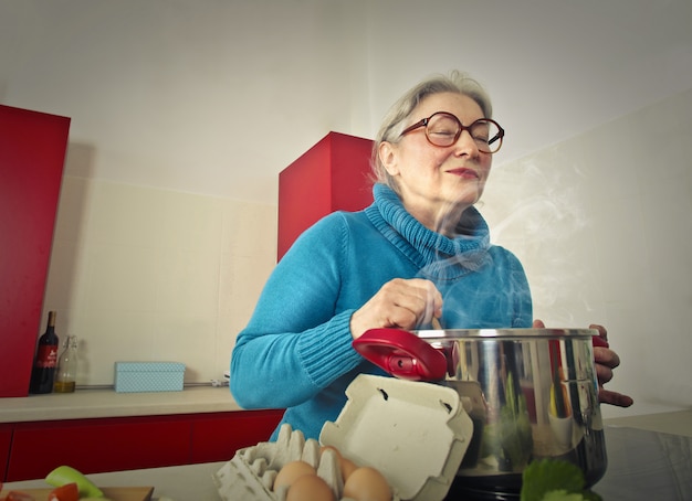 Foto abuela cocinando comida deliciosa