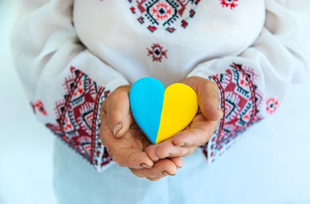 Foto la abuela es una patriota ucraniana con un enfoque selectivo de camisa bordada