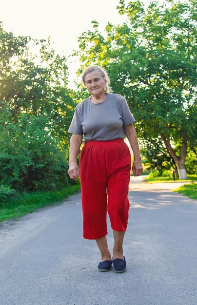 La abuela está caminando por el camino Enfoque selectivo