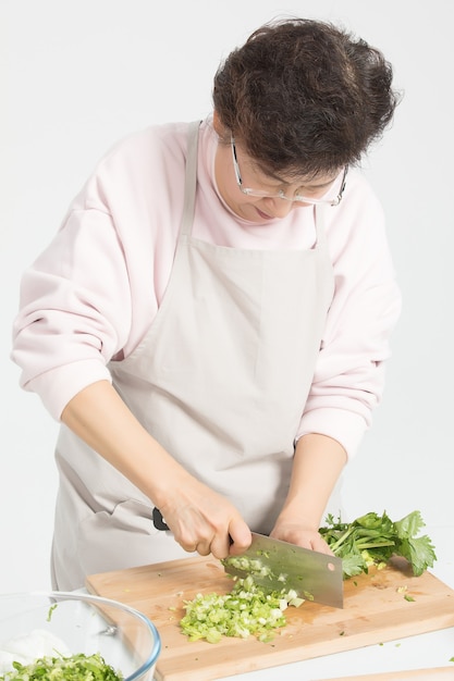 La abuela está procesando verduras frescas