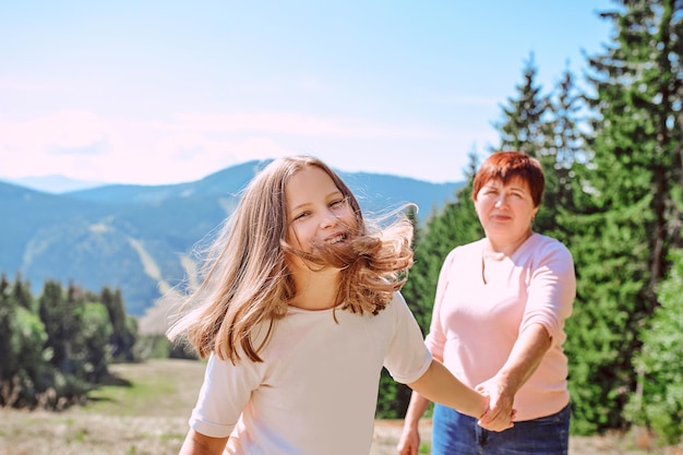 abuela de familia y madre en las montañas felices de viajar