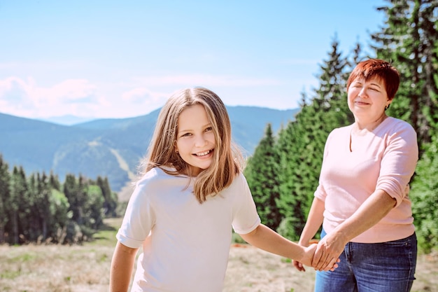 abuela de familia y madre en las montañas felices de viajar