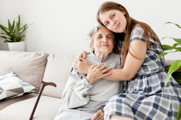 Abuela feliz de pasar tiempo con la familia.