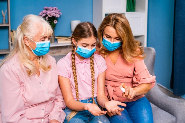 Abuela, hija y nieto juntos en casa