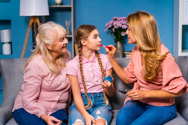 Abuela, hija y nieto juntos en casa