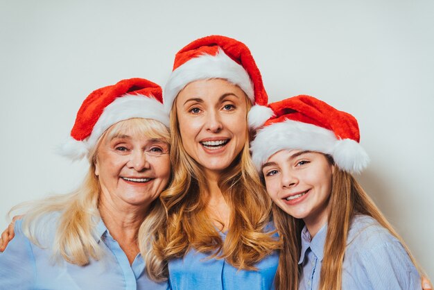 Abuela, hija y nieto juntos en casa