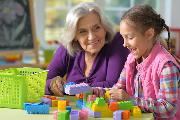 abuela jugando con nieta