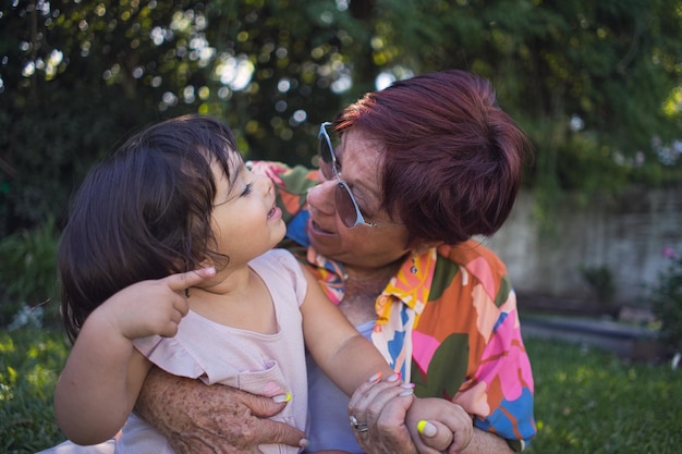 abuela jugando con su nieta en el patio