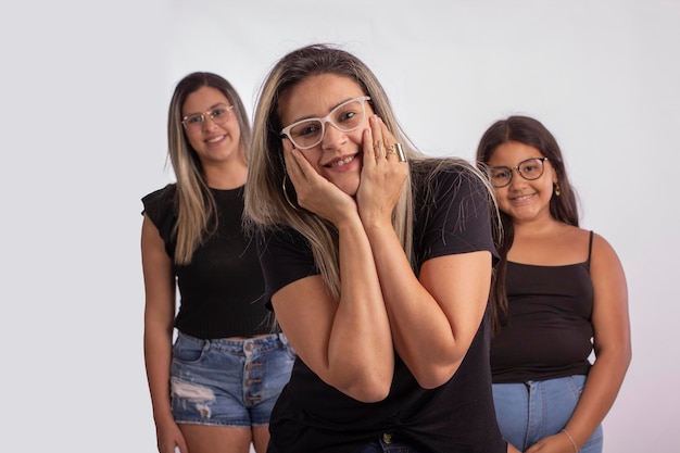 Abuela, madre e hija con anteojos en una foto de estudio con fondo blanco para recortar