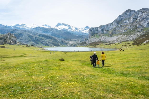 Abuela, madre e hijo, turismo en el lago Ercina en los lagos de Covadonga Asturias España