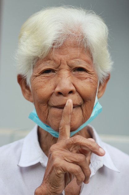 Abuela con una mascarilla médica