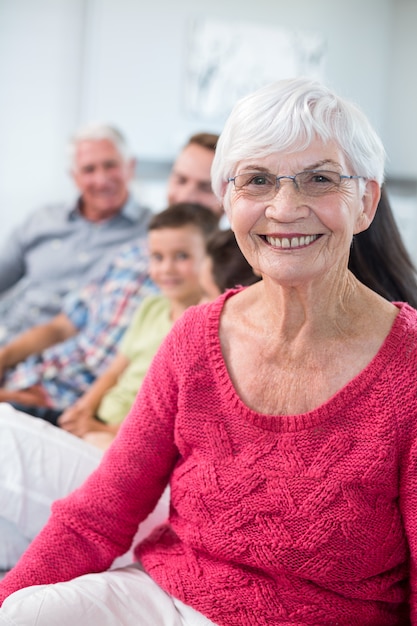 Abuela mirando a cámara y sonriendo