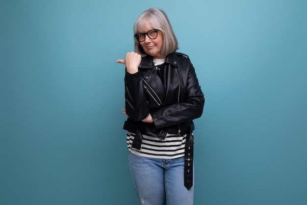 Abuela de mujer de mediana edad de pelo gris saludable informal fresca en una chaqueta rockera en un brillante