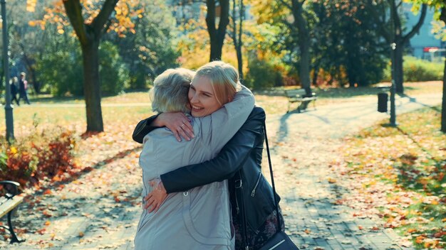 Abuela y nieta abrazándose en el parque