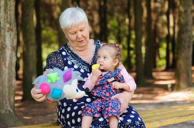 Abuela y nieta caminan en el parque